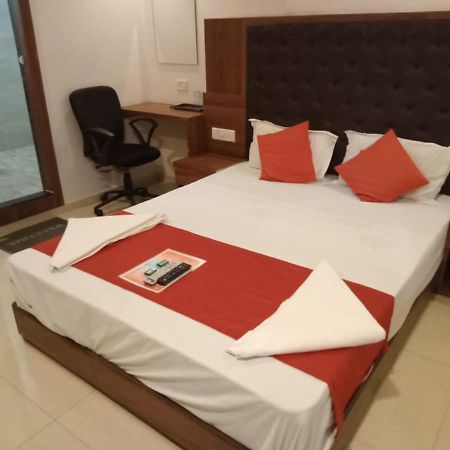 Hotel Sai Deep Lodging By Wb Inn Нави Мумбай Екстериор снимка