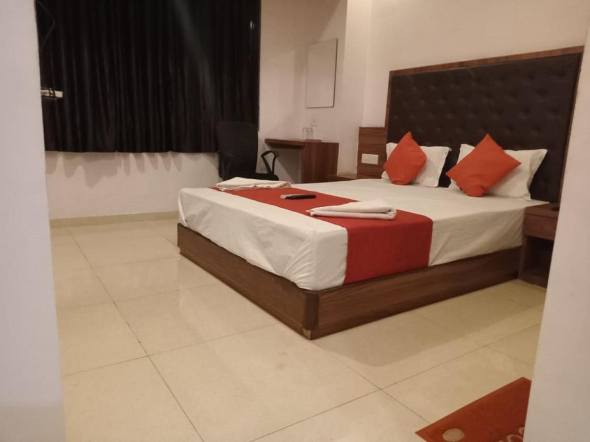 Hotel Sai Deep Lodging By Wb Inn Нави Мумбай Екстериор снимка