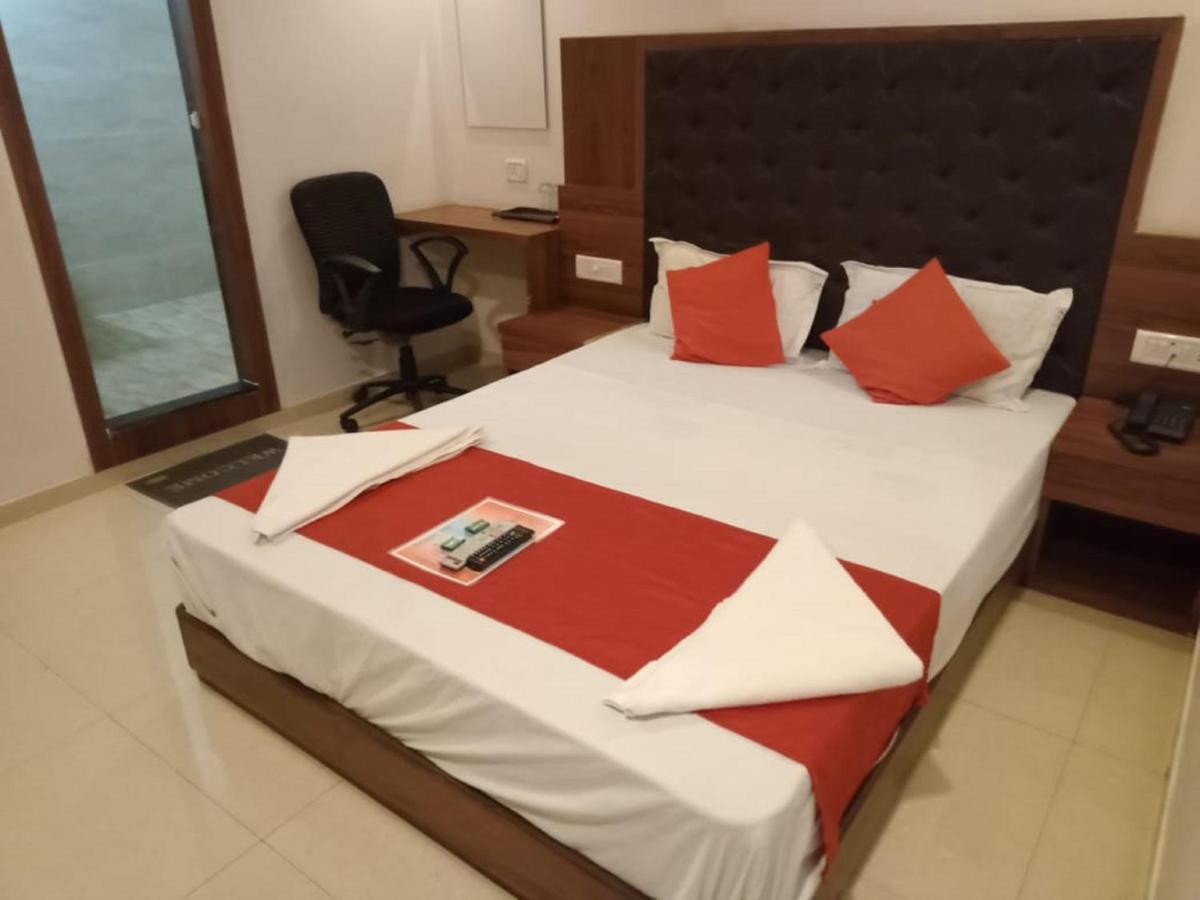 Hotel Sai Deep Lodging By Wb Inn Нави Мумбай Екстериор снимка